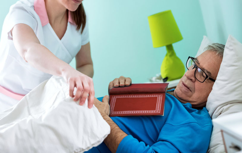 پرستار شبانه روزی سالمندان