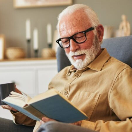 مطالعه و کتاب مناسب برای سالمندان