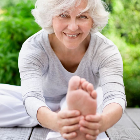 یوگا ورزش مناسب سالمندان در خانه