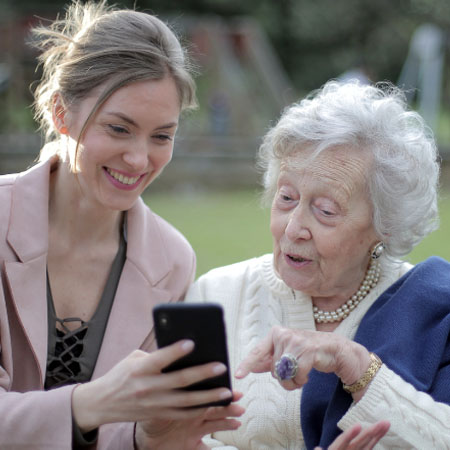 آموزش کار با گوشی هوشمند برای سالمندان