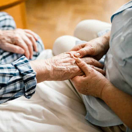 ماساژ دست سالمندان